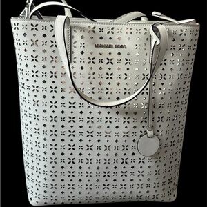 Michael Kors Perforated White Tote

Hand bag or crossbody